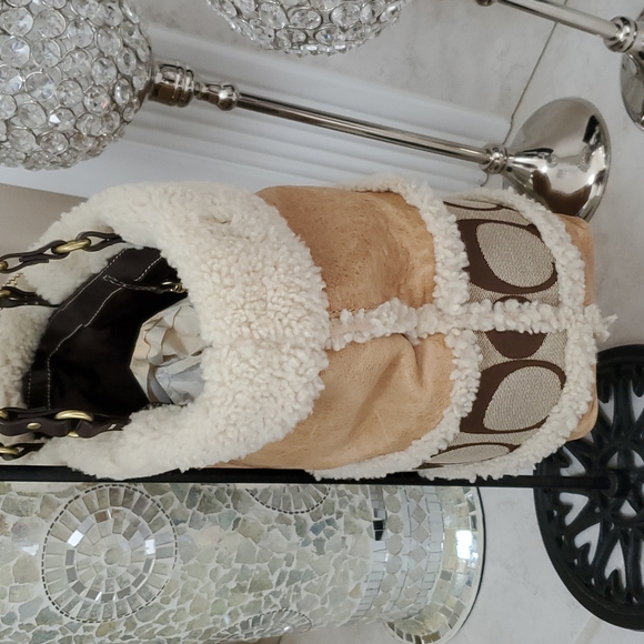 π₯³πHOST PICK!ππ₯³ π COACH Signature Fur-Trimmed Handbag π - Picture 9 of 16
